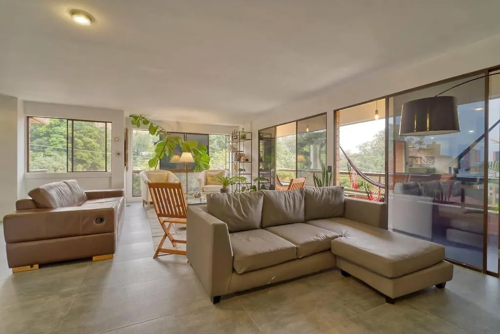 Hidden Gem Of Poblado! Location & Tranquillity Top Medellín Apartmán
